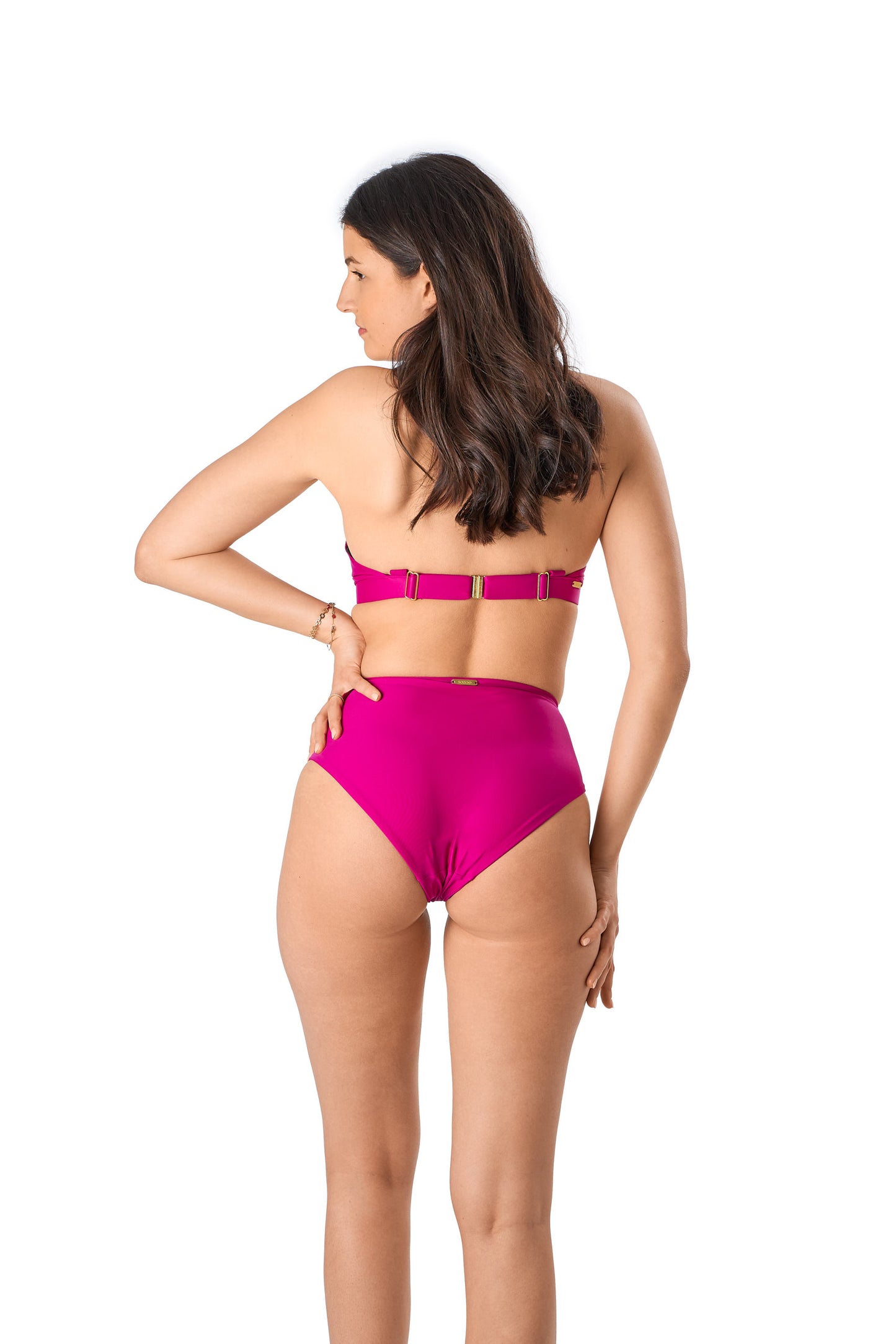 Für optimalen Komfort ist das Bikini-Top mit Polstern und Bügeln ausgestattet, während auf seitliche Formstäbchen verzichtet wird, um maximale Bewegungsfreiheit zu gewährleisten. Die individuelle Anpassbarkeit durch Schieber am Unterbrustband und bindbare Träger ermöglicht es dir, deinen persönlichen Stil zu kreieren und das Top nach deinen Vorlieben zu tragen.