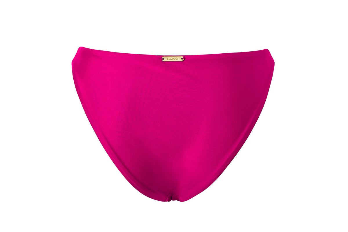 Erlebe zeitlose Eleganz mit dem Bikini-Höschen Ocean. Dieser zeitlose Klassiker begeistert durch hochwertige Materialien, akkurate Verarbeitung und einen einzigartigen Stoff. Entdecke die zeitlose Anziehungskraft des klassischen Schnitts, präsentiert in erfrischendem Purpur. Das goldene Label auf der Rückseite setzt einen zusätzlichen Blickfang. Finde die perfekte Symbiose aus Stil und Beständigkeit für deinen unvergesslichen Sommerlook