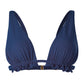 Entdecke den Bikini-Top Blossom in marineblau. Die markanten Rüschen-Details unter der Brust verleihen diesem Top eine einzigartige Note. Die Anpassbarkeit ist ein Highlight – die Rüschen können nach Belieben stärker gerafft oder weiter gestreckt werden. Bei stärkerer Raffung wird die Brust betont, während die Streckung ausreichend Raum für eine größere Brust schafft. Dieses Bikini-Top bietet Komfort ohne Polster, Bügel oder seitliche Formstäbchen