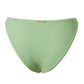 Entdecke zeitlose Eleganz mit dem Bikini-Höschen Ocean. Der unangefochtene Klassiker unter den Bikini-Unterteilen beeindruckt nicht nur durch hochwertige Materialien und sorgfältige Verarbeitung, sondern auch durch seinen moosartigen Stoff. Tauche ein in den zeitlosen Charme des klassischen Schnitts, präsentiert in erfrischendem Lotusgrün. Das goldene Label auf der Rückseite verleiht einen zusätzlichen Eyecatcher. Erfahre den perfekten Mix aus Stil und Beständigkeit für deinen unvergesslichen Sommerlook