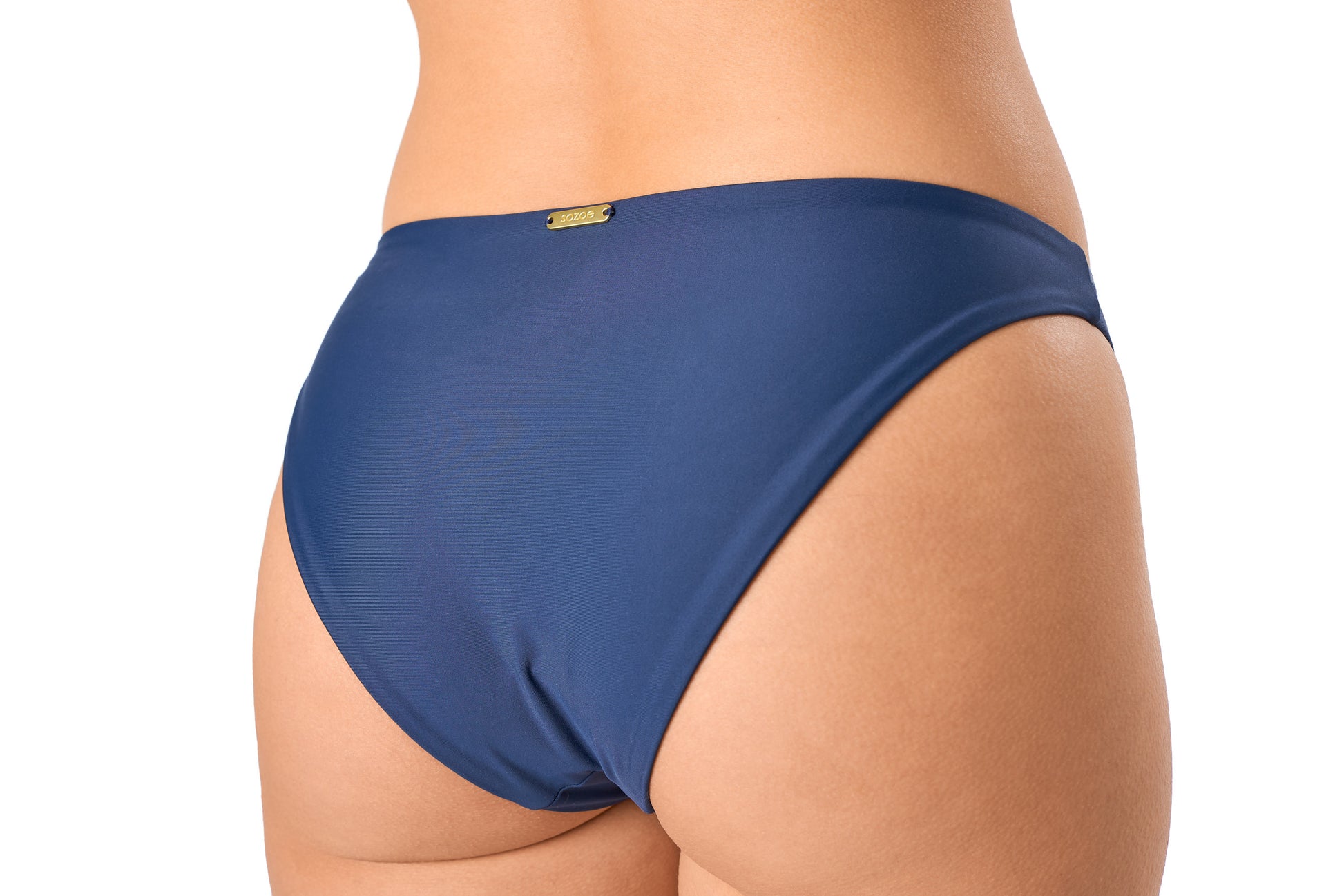 Entdecke zeitlose Eleganz mit dem Bikini-Höschen Ocean – der unangefochtene Klassiker. Hochwertige Materialien und sorgfältige Verarbeitung stehen nicht nur für Stil, sondern auch für Qualität und Langlebigkeit. Der zeitlose Charme des klassischen Schnitts, präsentiert in intensivem Tiefblau, wird durch das goldene Label auf der Rückseite zusätzlich betont. Erfahre den perfekten Mix aus Stil und Beständigkeit für deinen unvergesslichen Sommerlook