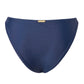 Entdecke zeitlose Eleganz mit dem Bikini-Höschen Ocean. Dieses Höschen ist der unangefochtene Klassiker unter den Bikini-Höschen, dessen hochwertige Materialien und sorgfältige Verarbeitung nicht nur Stil, sondern auch Qualität und Langlebigkeit garantieren. Tauche ein in den zeitlosen Charme des klassischen Schnitts, präsentiert in marineblau. Erfahre den perfekten Mix aus Stil und Beständigkeit für deinen unvergesslichen Sommerlook