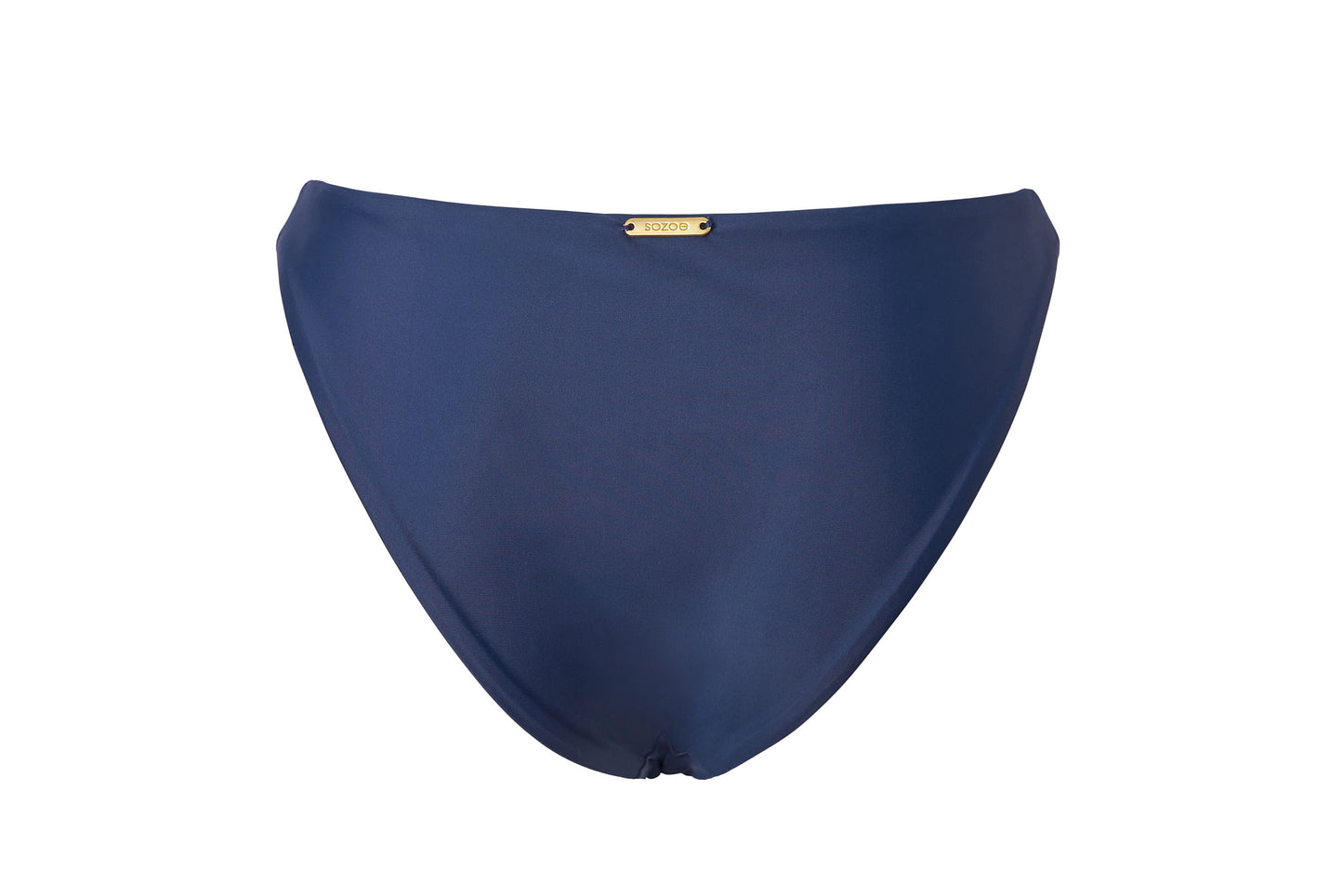 Entdecke zeitlose Eleganz mit dem Bikini-Höschen Ocean. Dieses Höschen ist der unangefochtene Klassiker unter den Bikini-Höschen, dessen hochwertige Materialien und sorgfältige Verarbeitung nicht nur Stil, sondern auch Qualität und Langlebigkeit garantieren. Tauche ein in den zeitlosen Charme des klassischen Schnitts, präsentiert in marineblau. Erfahre den perfekten Mix aus Stil und Beständigkeit für deinen unvergesslichen Sommerlook