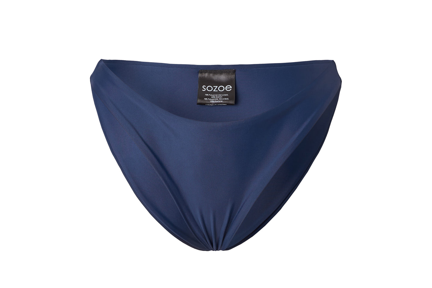 Entdecke zeitlose Eleganz mit dem Bikini-Höschen Ocean. Dieses Höschen ist der unangefochtene Klassiker unter den Bikini-Höschen, dessen hochwertige Materialien und sorgfältige Verarbeitung nicht nur Stil, sondern auch Qualität und Langlebigkeit garantieren. Tauche ein in den zeitlosen Charme des klassischen Schnitts, präsentiert in intensivem Tiefblau. Erfahre den perfekten Mix aus Stil und Beständigkeit für deinen unvergesslichen Sommerlook