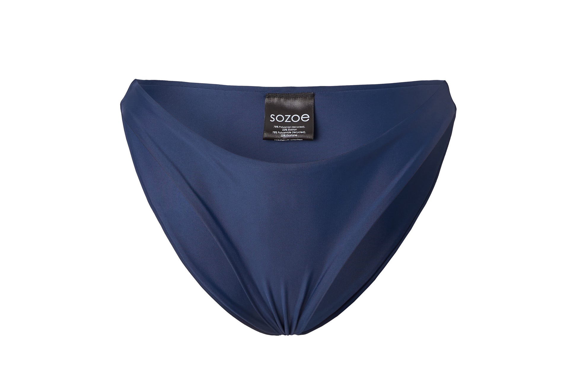Entdecke zeitlose Eleganz mit dem Bikini-Höschen Ocean. Dieses Höschen ist der unangefochtene Klassiker unter den Bikini-Höschen, dessen hochwertige Materialien und sorgfältige Verarbeitung nicht nur Stil, sondern auch Qualität und Langlebigkeit garantieren. Tauche ein in den zeitlosen Charme des klassischen Schnitts, präsentiert in intensivem Tiefblau. Erfahre den perfekten Mix aus Stil und Beständigkeit für deinen unvergesslichen Sommerlook