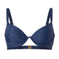 Tauche ein in die zeitlose Eleganz des Bikini-Tops Ocean in einem ruhigen, tiefen Dunkelblau – ein Statement der Klasse und Raffinesse. Dieses exquisit gestaltete Bikini-Top betont mit einem durchgehenden Bügel gezielt das, was betont werden soll, und bietet dabei nicht nur hervorragende Unterstützung, sondern auch eine perfekte Passform.